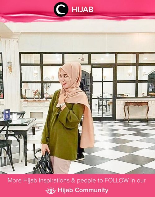 Clozetter @ran_i_lovato pairs her green blouse with cream hijab, perfect for an out-of-office meeting look. Simak inspirasi gaya Hijab dari para Clozetters hari ini di Hijab Community. Yuk, share juga gaya hijab andalan kamu.
