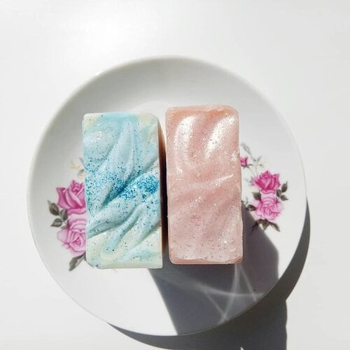 Menggemaskan, sabun mandi dari Saboon ini rasanyaiingin disimpan saja, ya! Clozetter @lianaestt mencoba dua variannya: Cold Days Soap dengan wangi spearmint dan Summer Splash Soap dengan wangi cereal fruit! Wah, jadi penasaran ingin coba juga.
​
​Download Clozette Indonesia App di Google Play dan dapatkan daily updates of Fashion, Beauty, Hijab and Lifestyle. #ClozetteID #skincare