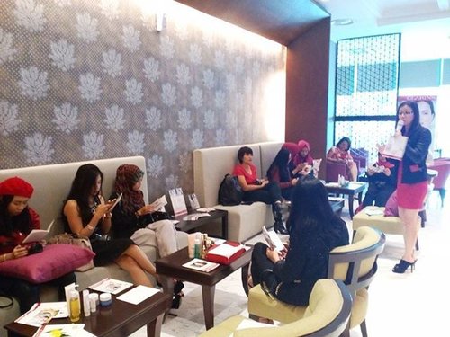 Clozetters sedang serius memperhatikan penjelasan Clarins beauty expert yang menjelaskan seputar perawatan kulit dengan produk terbaru Clarins. Apa sih produk terbarunya? Lihat di post selanjutnya ya 😉.
#ClozetteID #ClozettexLotteAvenueBCxClarins #ClarinsIndonesia