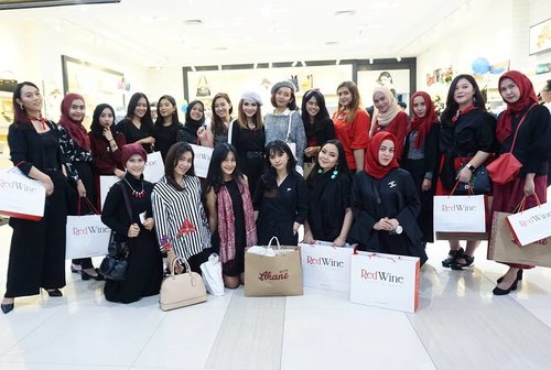 Highlight from yesterday ClozetteID x @redwineshoes .
7th Store of RedWine Shoes and Bags is Already Open at Cibinong City Mall.
So excited to see the new collection and the crowd!
Thankyou for having us!
.
#redwineshoes
#clozetteid
#clozetteidreview
#RedWinexClozetteIDReview