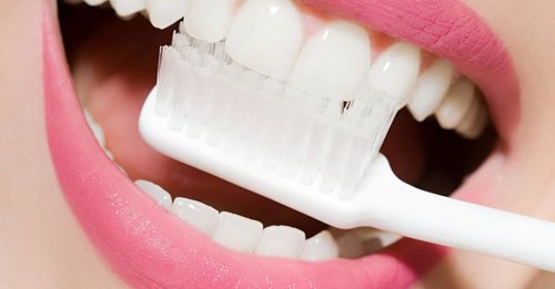 Should we all be 'dry brushing' our teeth for cleaner mouths and a dazzling smile?