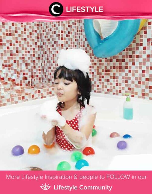 Jadikan waktu mandi si kecil menjadi salah satu yang mereka favoritkan. Kamu bisa menambahkan bola-bola plastik dan memenuhi bathtub dengan busa. Simak Lifestyle Updates ala clozetters lainnya hari ini di Lifestyle Community. Image shared by Clozetter @annisaramalia. Yuk, share juga momen favoritmu. 