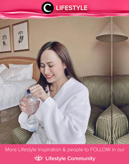 Terkadang kita terlalu fokus merawat kulit dari luar dan lupa memberikan asupan untuk kulit dari dalam. Don't forget to drink water at least 2 litres per day, Clozetters! Image shared by Clozetter @raramispawanti. Simak Lifestyle Update ala clozetters lainnya hari ini di Lifestyle Community. Yuk, share momen favoritmu bersama Clozette.