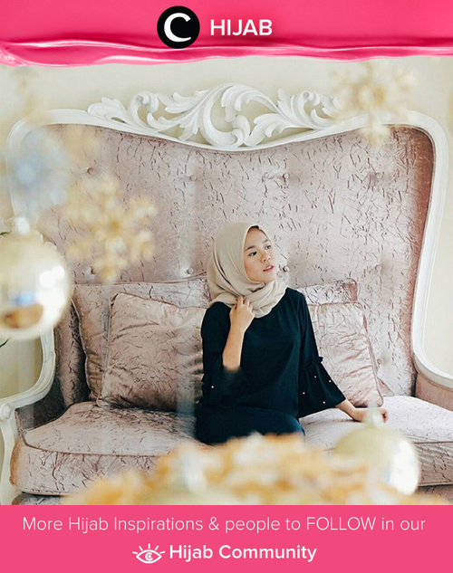 Can you see the pearls? Now, so many outfit using the pearls as an ornament to completed the details. Simak inspirasi gaya Hijab dari para Clozetters hari ini di Hijab Community. Image shared by Star Clozetter @dessydyl. Yuk, share juga gaya hijab andalan kamu