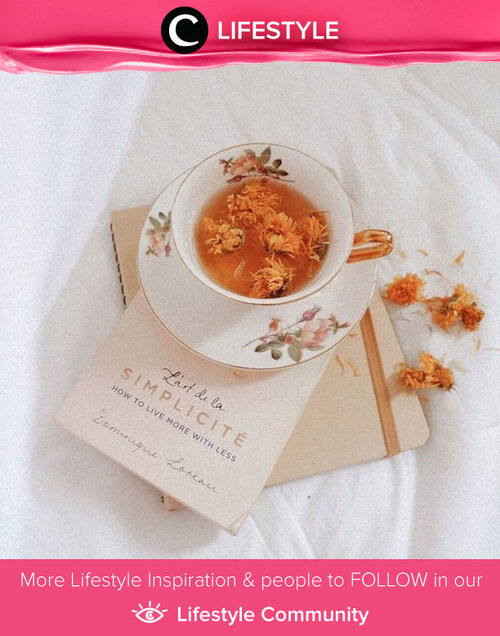 Current essential things to lift the mood based on Clozette Ambassador @cellinikamil : Flower tea and book. Simak Lifestyle Update ala clozetters lainnya hari ini di Lifestyle Community. Yuk, share momen favoritmu bersama Clozette.