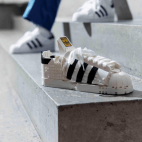 adidas dan LEGO Luncurkan Produk Kolaborasi Sneaker yang Ikonik