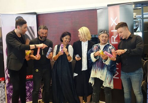 @matrix Indonesia memperkenalkan tren pewarna rambut Rainbow Melt dengan inovasi produk SOCOLOR CULT untuk menciptakan warna rambut vivid.
.
.
Resmi diluncurkan pada tanggal 1 April 2019, Matrix Indonesia ingin menciptakan tren pewarna rambut yang terjangkau. Dalam acara "The launch of #rainbowmelt by SOCOLOR CULT" hadir hairdresser ternama, yaitu Alex Chabot, Hisato Suzuki, Cristian Chiffin, dan Candra Suyanto.

#clozetteid #beauty