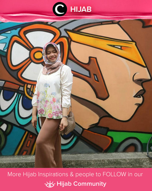 Love her look with embroidery white top, loose pants, and pattern hijab. Simak inspirasi gaya Hijab dari para Clozetters hari ini di Hijab Community. Image shared by Clozetter: @aikaramina. Yuk, share juga gaya hijab andalan kamu
