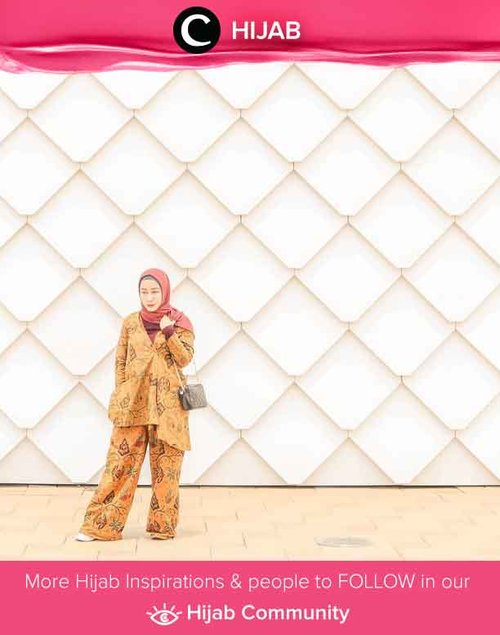 Clozetter @fillyawie berpose di depan Encore Melaka Theater dengan set batik berwarna cokelat yang cantik. Simak inspirasi gaya Hijab dari para Clozetters hari ini di Hijab Community. Yuk, share juga gaya hijab andalan kamu.
