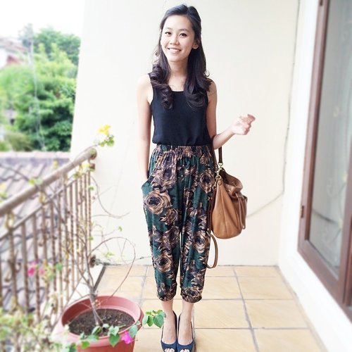  Everyone has those go-to pants for low key days. These are mine. 
#clozetteid #ootd #wiwt