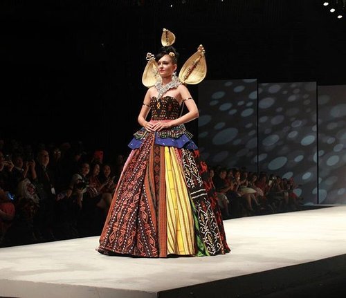 Masterpiece "The Touch of NTT" Collection by Julie Laiskodat and Yurita Puji.
#clozetteid #fashionweek #IFW2016