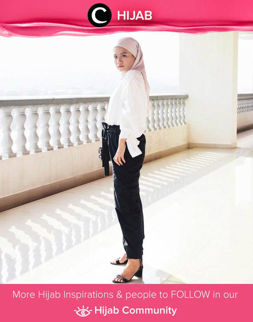 Sedang mencari inspirasi outfit untuk meeting esok hari? Coba tiru gaya Clozetter @Deaaadev yang terlihat formal dan nyaman dalam balutan kemeja putih dan celana hitam berikut. Simak inspirasi gaya Hijab dari para Clozetters hari ini di Hijab Community. Yuk, share juga gaya hijab andalan kamu. 