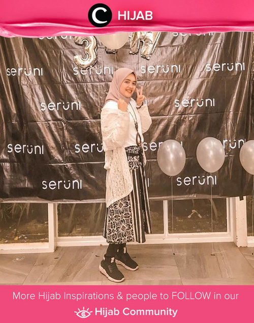 Jika memiliki rok dengan motif yang cukup bold, kamu bisa memadukannya dengan atasan polos dan bertekstur seperti Clozetter @larasatinesa. Simak inspirasi gaya Hijab dari para Clozetters hari ini di Hijab Community. Yuk, share juga gaya hijab andalan kamu.  