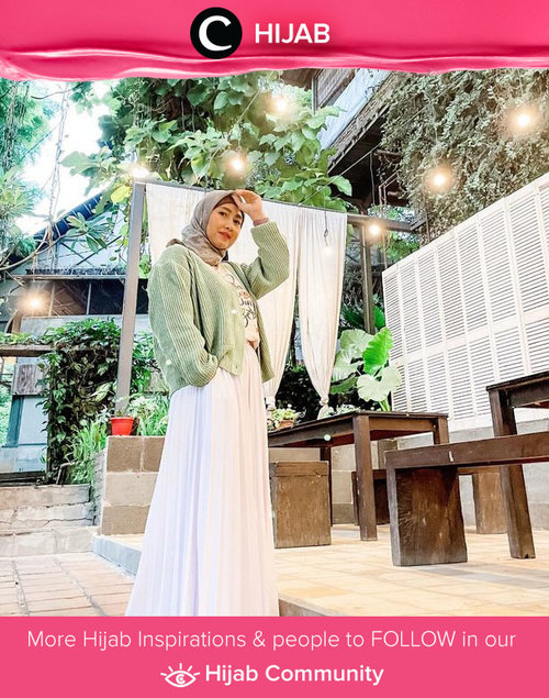 A cozy day outfit: knit cardigan + t-shirt + flowy skirt. Image shared by Clozetter @chichi. Simak inspirasi gaya Hijab dari para Clozetters hari ini di Hijab Community. Yuk, share juga gaya hijab andalan kamu.