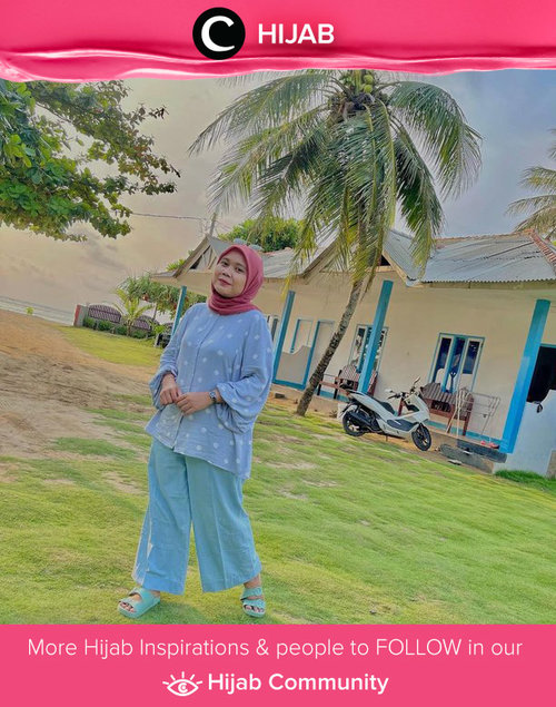 Masih bingung tampilan hijab yang cocok untuk liburan ke pantai? Kamu bisa tiru gaya Clozetter @sridevi_sdr dengan outfit berwarna cerah dan berbahan rayon untuk tampilan yang santai dan tentunya tetap nyaman. Simak inspirasi gaya Hijab dari para Clozetters hari ini di Hijab Community. Yuk, share juga gaya hijab andalan kamu.