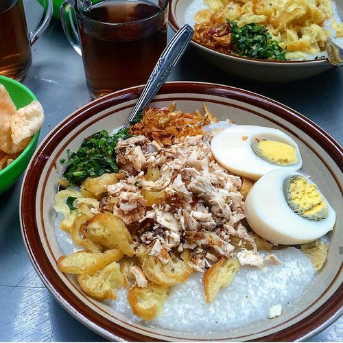 Bubur ayam selalu menggugah selera untuk sarapan. 😍
#ClozetteID#food 
Photo from @gedeinperut