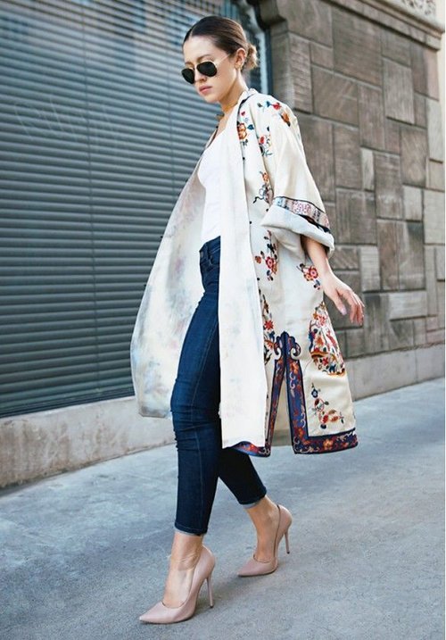 Kimono dan heels merubah casual outfit menjadi lebih formal