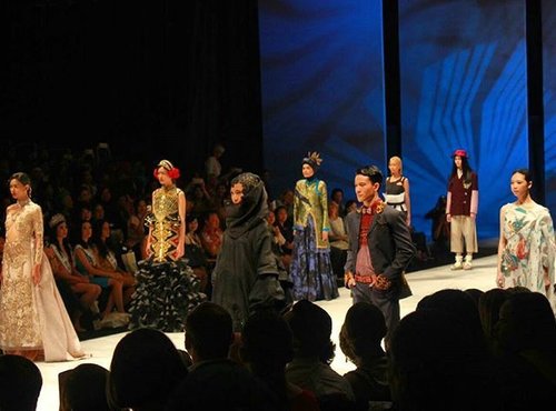 Fashion Parade dari para desainer Indonesia dalam Opening Ceremony. #clozetteid #fashionweek #fashion #runway #indonesia
