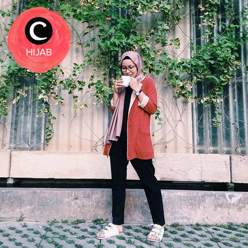 Nikmati secangkir kopi di pagi hari dan temukan inspirasi gaya Hijab dari para clozetters lain hari ini, di sini http://bit.ly/clozettehijab. Image shared by Clozetter: dewindriyani. Yuk, share juga gaya hijab andalan kamu.