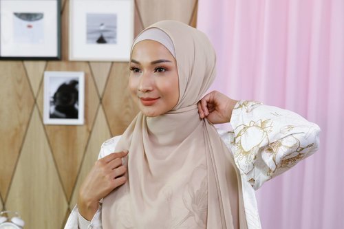 Cara Pakai Hijab Simple Tapi Tetap Keren Saat Ada Concall Dadakan