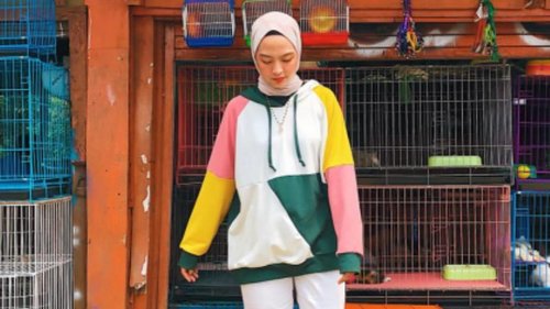 4 Gaya Hijab Colorful yang Cocok Dikenakan saat Jalan-Jalan : Okezone Muslim