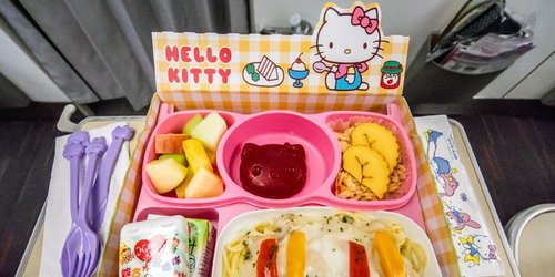 I Took a 14-Hour Flight on a Hello Kitty–Themed Airline 
