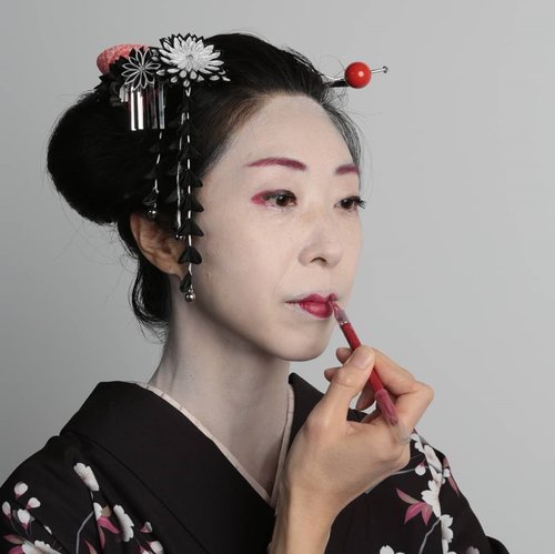 Geisha-Inspired Makeup By Clozetters 