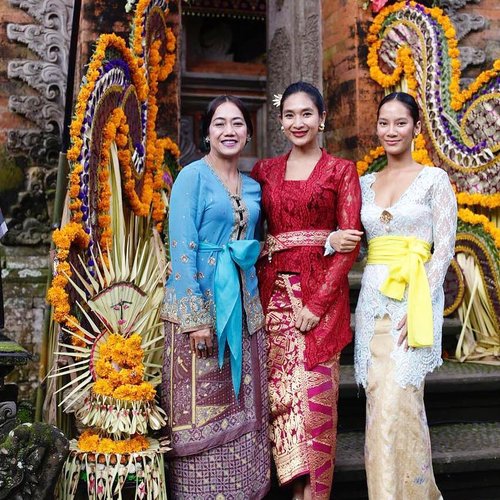 @ibunia, @happysalma & @tarabasro selalu stunning saat memakai Kebaya khas Bali. Selamat merayakan Galungan dan Kuningan, Clozetters. ❤️
.
📷 happysalma
#ClozetteID #galungan