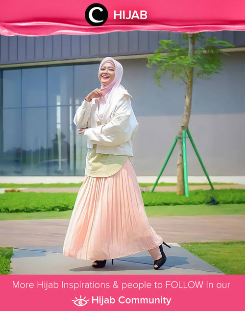 Tampil feminin dengan jacket ala Clozetter @novitania, yuk. Simak inspirasi gaya Hijab dari para Clozetters hari ini di Hijab Community. Yuk, share juga gaya hijab andalan kamu.
