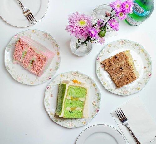 Weekend desserts idea: es teller, es pisang ijo, or teh botol cake?
#ClozetteID #food
Photo from @synthiatjipto