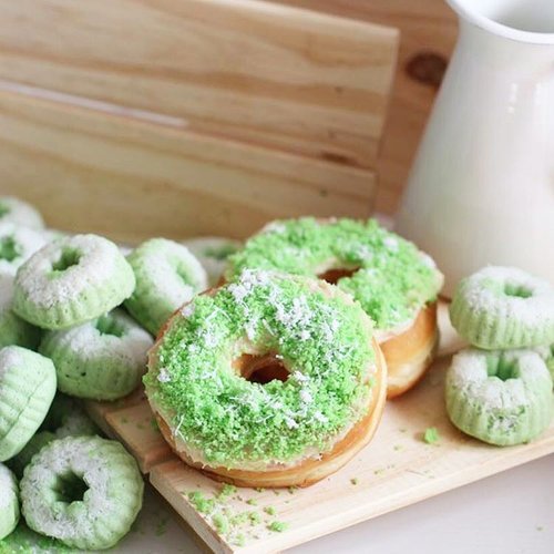 Mixing local taste for brunch with putu ayu donut.
#ClozetteID #food 
Photo from @doughdarlings