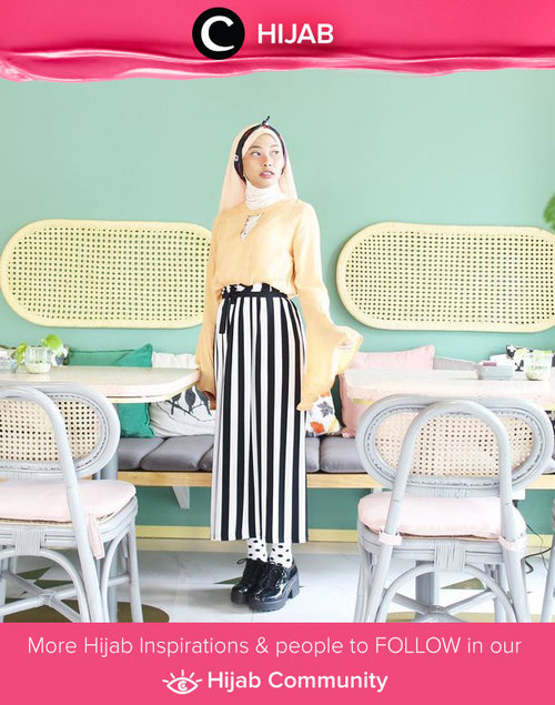 Mix your favorite black and white clothes with pop-up color like Star Clozetter @Rimasuwarjono. Perfect for a weekend picnic! Simak inspirasi gaya Hijab dari para Clozetters hari ini di Hijab Community. Yuk, share juga gaya hijab andalan kamu. 