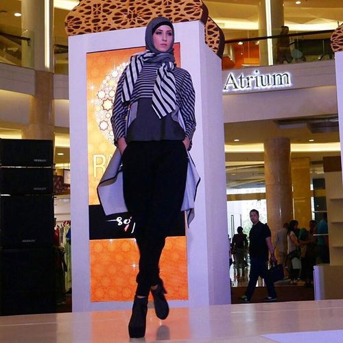 Motif stripe dalam pilihan warna monokromatik menjadi tajuk rancangan @dsgnsofie untuk Ramadhan Runway kali ini.
#ClozetteID #fashionreport #fashionrunway #hijabstyle #hijabi #hijabers #hijabfashion #hijaboftheworld #hijaboftheday #Monochrome #stripes #fashiondaily #hijab #ramadankareem #hijabinspiration #hijabstyle