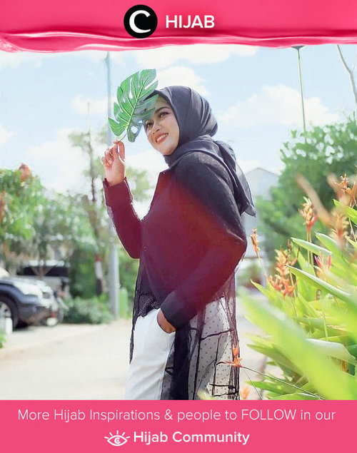 Clozetter @Novitania shows her edgy look in black and white outfit. Simak inspirasi gaya Hijab dari para Clozetters hari ini di Hijab Community. Yuk, share juga gaya hijab andalan kamu.