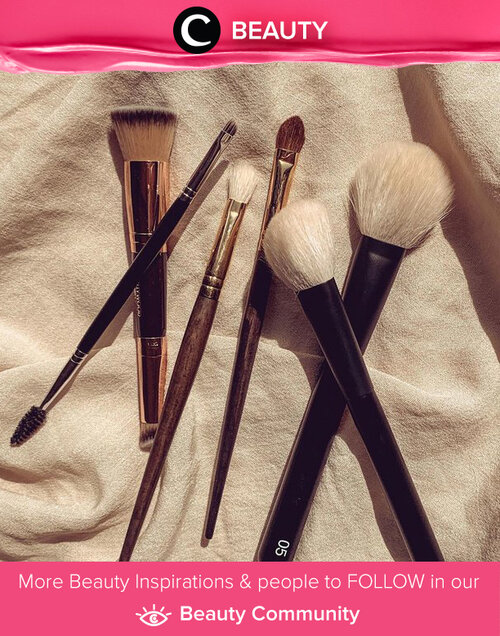 Ini dia must-have makeup brushes menurut Clozetter @kirei_makeup: foundation/concealer brush, eyebrow brush with spoolie, fluffy blending brush, flat eyeshadow brush, contour brush, dan powder/blush brush. Simak Beauty Update ala clozetters lainnya hari ini di Beauty Community. Yuk, share produk favorit dan makeup look kamu bersama Clozette.