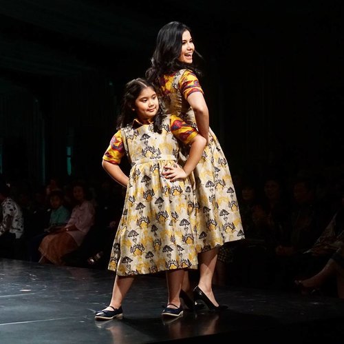 @annisayudhoyono (Brand Ambassador Alleira) dan Almira (Brand Ambassador Alleira Kids) menunjukkan aksi dan kekompakan mereka di atas panggung dengan koleksi terbaru dari @alleira_batik yang bertajuk YAVADVIPA.

#clozetteid #fashion #alleirabatik #batik #runway #fashionshow