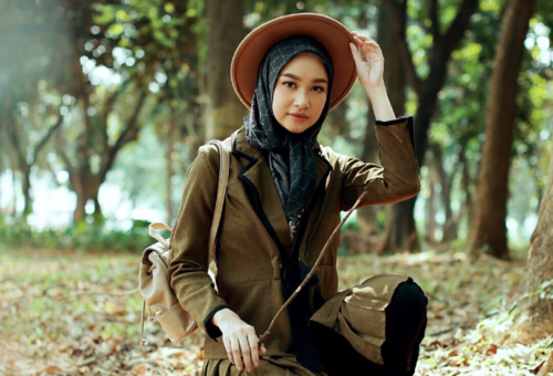 Warna Hijab yang Cocok untuk Baju Hijau Olive
