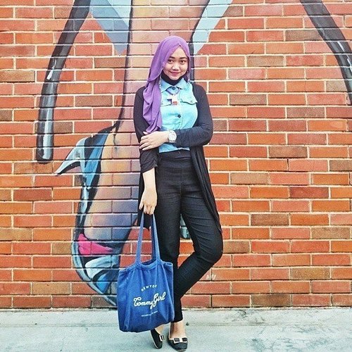 #Clozetter @Larassitafaza sangat tahu bagaimana mix n match hijab berwarna terang agar tidak terlihat mendominasi. Memadankannya dengan warna hitam adalah pilihan yang tepat! Atau, perpaduan outfit Clozetter yang ini juga tak kalah menarik lho. Lihat di sini ya bit.ly/clozetteid_fashion 
#ClozetteID #fashion #outfitinspiration #instafashion #clothes #instalook #outfit #ootd #portrait #clothing #style #look #lookbook #lookoftheday #outfitoftheday #ootd #stylish #instaoutfit #fashionjunkie #accessories #daint #hijabers #hijabstyle #hijaboftheworld #hijaboftheday #hijabi #hijabfashion