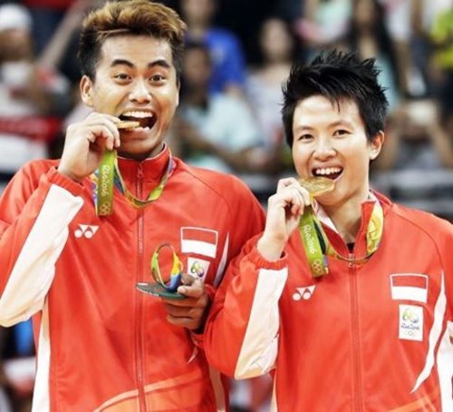 Indonesia mendapat kado ulang tahun medali emas dari bidang olahraga bulutangkis pasangan ganda campuran di ajang olahraga Olimpiade Rio 2016 tepat di tanggal 17 Agustus kemarin! 🎉🎉 🆔
#ClozetteID #entertainment
Photo from voaindonesia.com