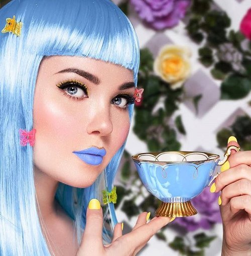 Blue lip color is definitely not everyone's cup of tea, but Lime Crime Makeup successfully make this new Velvetine shade call Teacup look very tempting!
Or...... maybe because Doe Deere is too pretty? 😁
#ClozetteID
Photo from @limecrimemakeup.