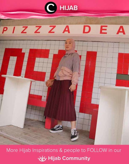 Ingin tampil sporty dan girly sekaligus? Kamu bisa mencontek gaya Clozetter @nabilaaz yang memadu padan jaket berwarna pastel dengan pleated skirt. Simak inspirasi gaya Hijab dari para Clozetters hari ini di Hijab Community. Yuk, share juga gaya hijab andalan kamu.