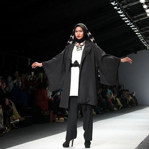Salah satu karya dari designer Hijabers Mom 'Asia Rising' oleh Hannie Hananto yg terinspirasi dari negeri sakura. Asia Rising ini menjadi salah satu persembahan Kementerian Perindustrian Indonesia. #ClozetteID #Hijab #Casual #Fashion #Runway #JakartaFashionWeek