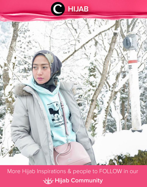 Walaupun musim dingin identik dengan warna monokrom, kamu bisa tetap tampil ceria dengan menyelipkan hoodie dan tas berwarna pastel seperti Clozetter @she_wian. Simak inspirasi gaya Hijab dari para Clozetters hari ini di Hijab Community. Yuk, share juga gaya hijab andalan kamu. 