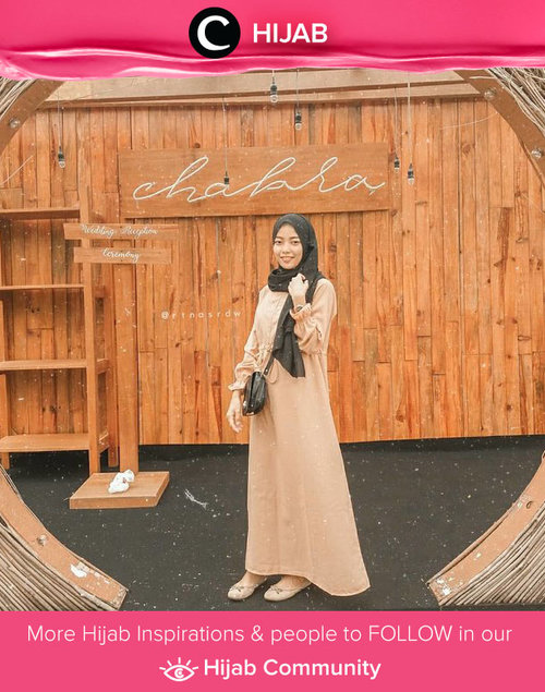 Nyaman, long dress seperti ini selalu cocok untuk kamu yang anti ribet ketika keluar rumah. Simak inspirasi gaya Hijab dari para Clozetters hari ini di Hijab Community. Image shared by Clozetter @Ratnasrdw. Yuk, share juga gaya hijab andalan kamu.  