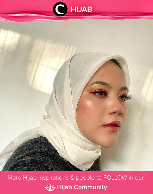 Mengimbangi riasan mata yang playful, Clozette Ambassador @vannysariz memilih hijab putih yang netral. Simak inspirasi gaya Hijab dari para Clozetters hari ini di Hijab Community. Yuk, share juga gaya hijab andalan kamu.