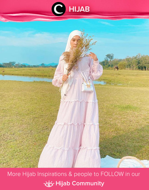 Clozetter @mellarisya channeling her cottagecore aesthetic with vintage dress and some greeneries. Simak inspirasi gaya Hijab dari para Clozetters hari ini di Hijab Community. Yuk, share juga gaya hijab andalan kamu.