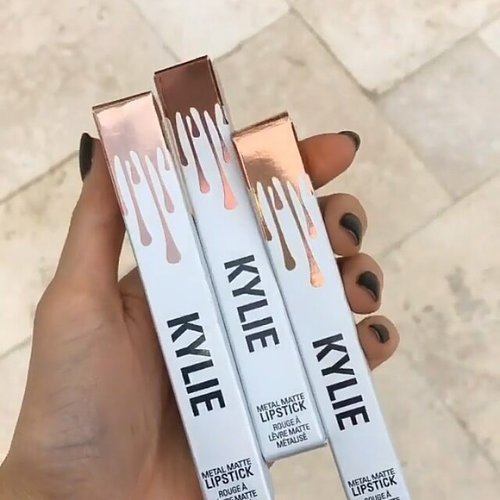 King Kylie menyambut event Coachela tanggal 15 April  dengan mengeluarkan seri terbaru Kylie Cosmetics Metal Matte Lipstick dengan warna-warna yang eye-catchy dengan nuansa gold! Are you dare to wear it?#ClozetteIDPhoto from @kyliecosmetics.