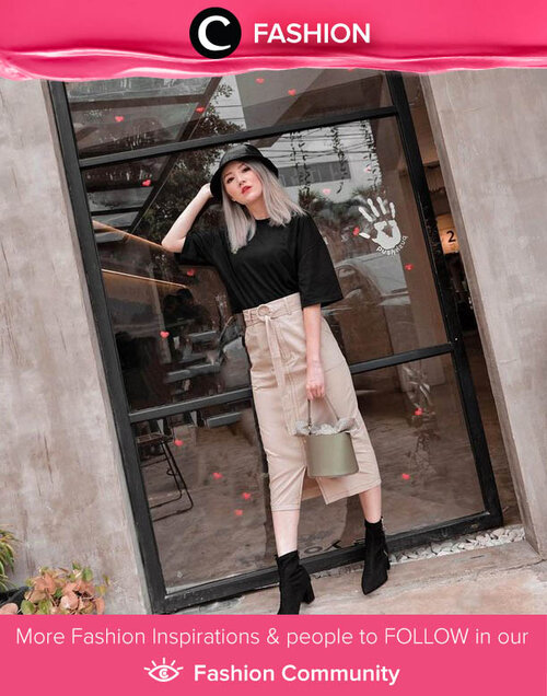 Neutral style ala Clozette Ambassador @vicisienna: black tees, beige skirt, and black pointed boots. Simak Fashion Update ala clozetters lainnya hari ini di Fashion Community. Yuk, share outfit favorit kamu bersama Clozette.