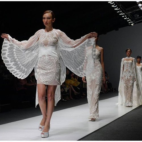 Malam ini pun Albert Yanuar ikut serta dalam Jakarta Fashion Week dengan menebar ketulusan dari warna putih #jakarta #fashionweek #runway #ClozetteID #White #gown #dress #designer

Credit: @leonisecret