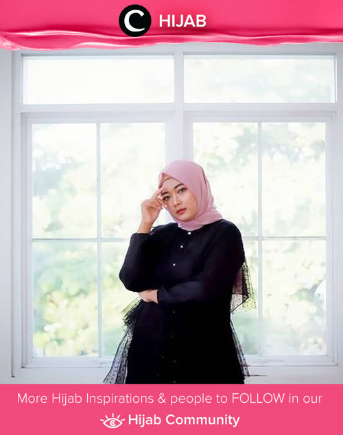 Dress hitam memang selalu cocok dipadupadan dengan berbagai warna hijab. Kalau kamu, apa warna andalan yang sering kamu kombinasikan dengan dress hitam, Clozetters? Image shared by Clozetter @novitania. Simak inspirasi gaya Hijab dari para Clozetters hari ini di Hijab Community. Yuk, share juga gaya hijab andalan kamu.
